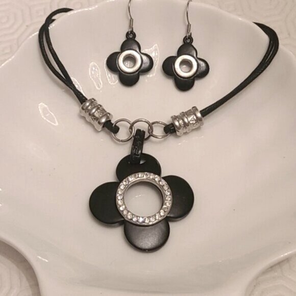 Floral Black and Silver Costume Jewelry Flower Pendant Necklace Dangle Earrings - Picture 4 of 6